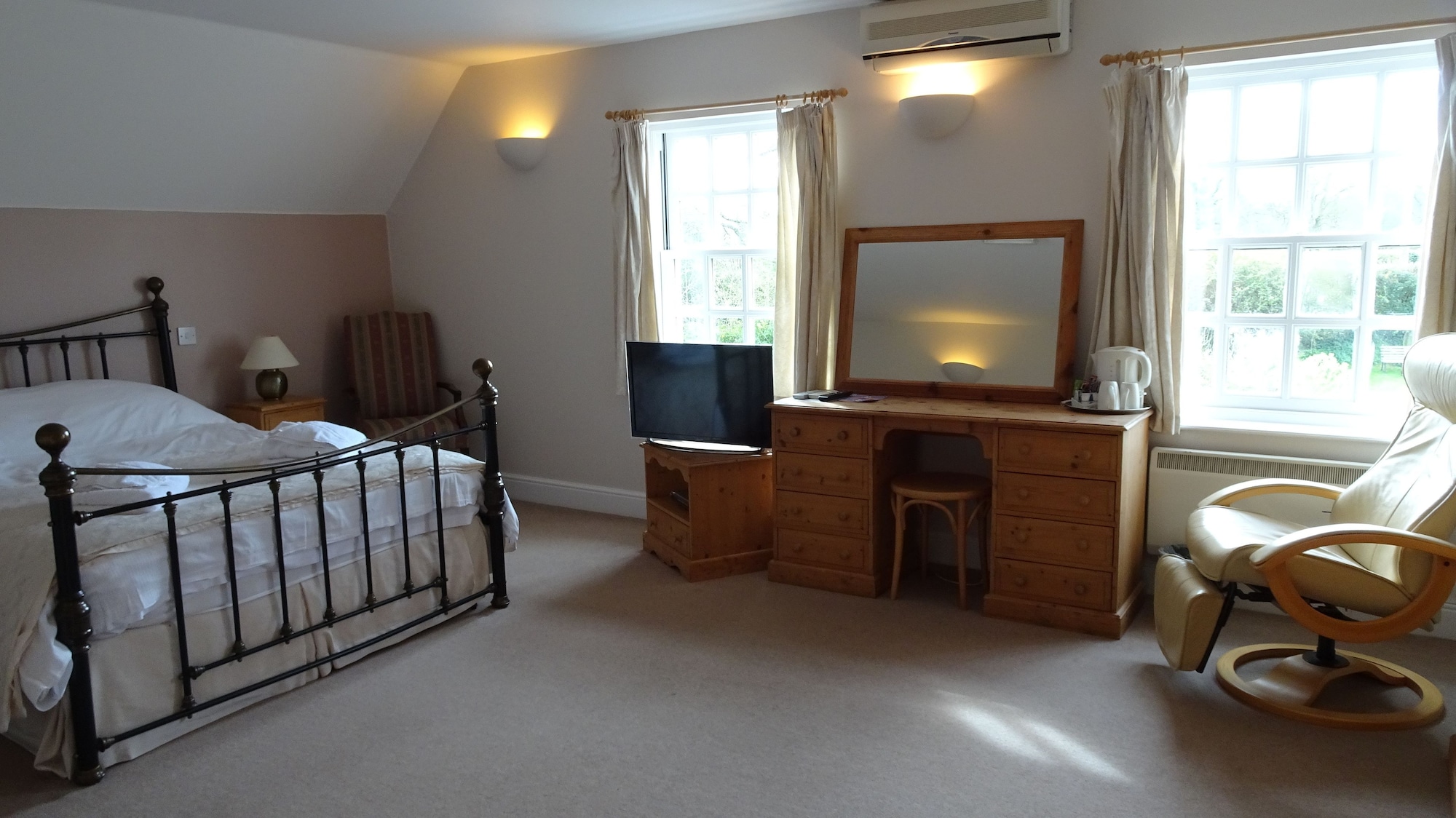 Executive, Quadruple, Queen Bed, Garden View, Sofa, Bathtub