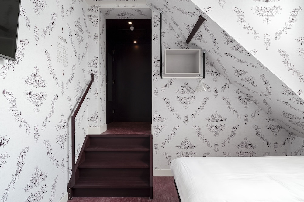Kaboom Hotel 18/38