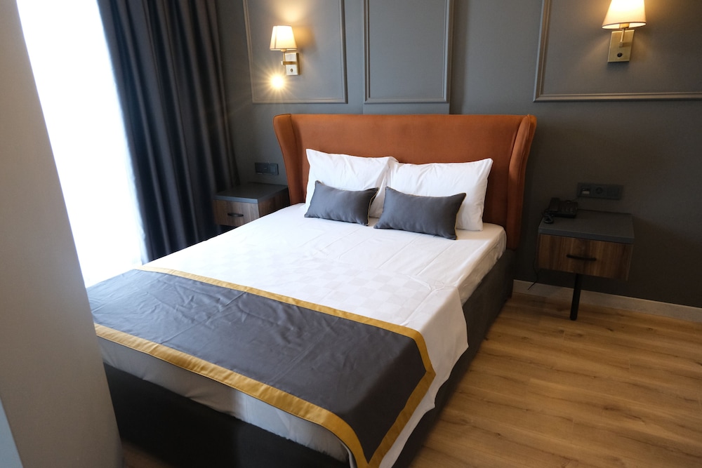 DELUXE, DOUBLE OR TWIN BED