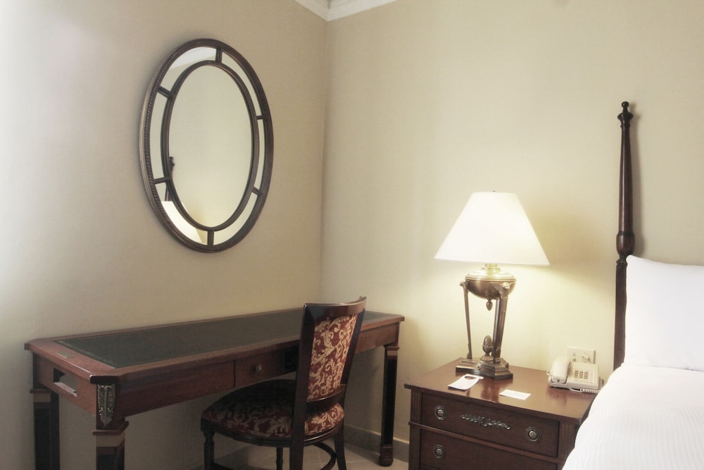 El Prado Hotel 46/62