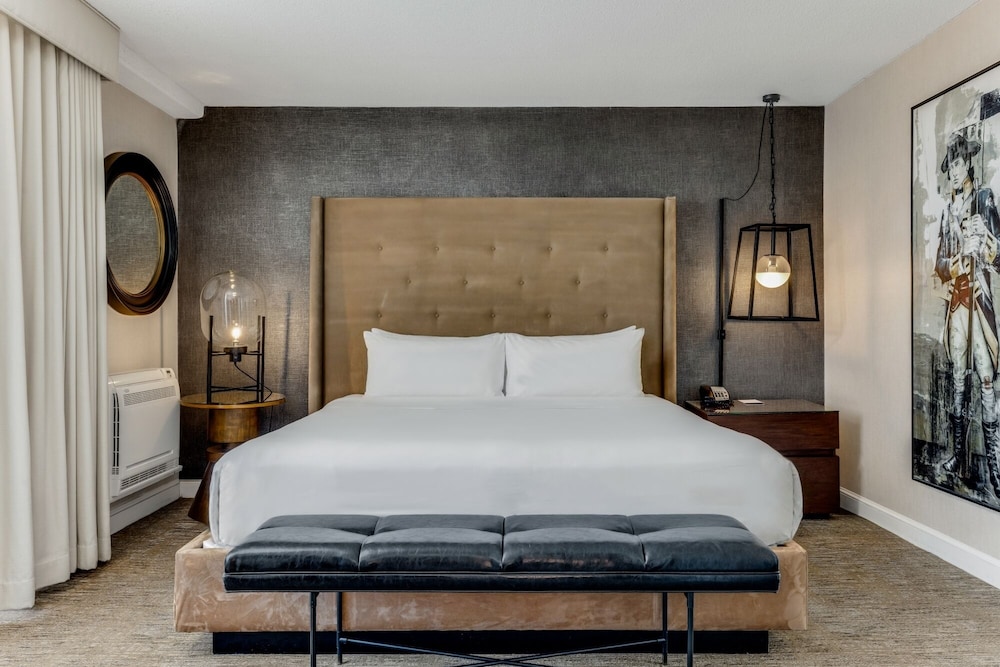 1 Bedroom, Suite, King Bed, Skyline View, Sofa