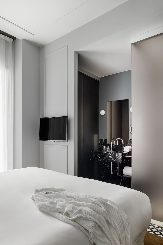 ROOM, DOUBLE BED