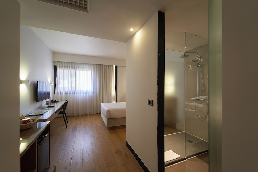 New President Hotel 40/43