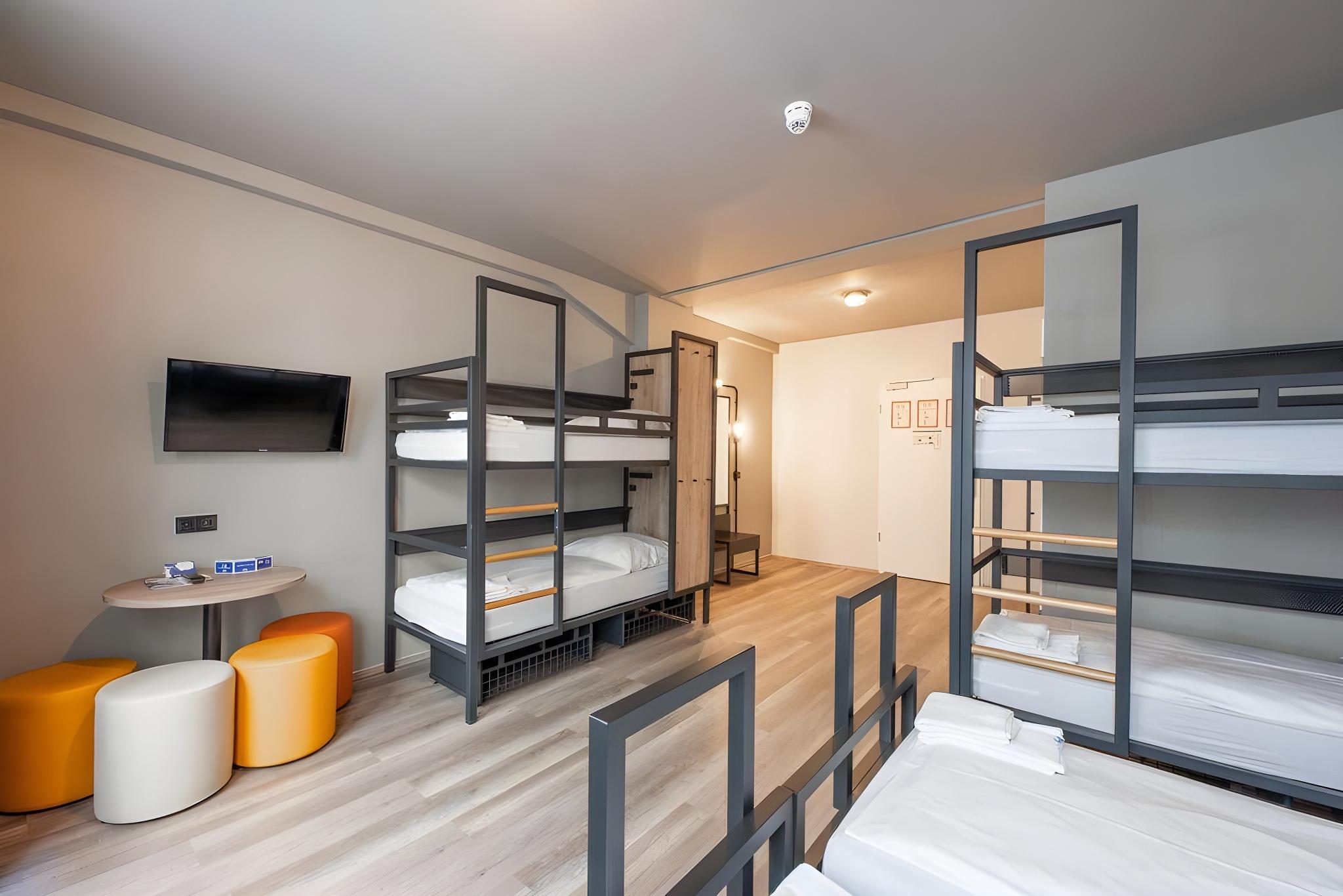 Room, 8 Beds, 4 Bunk Beds