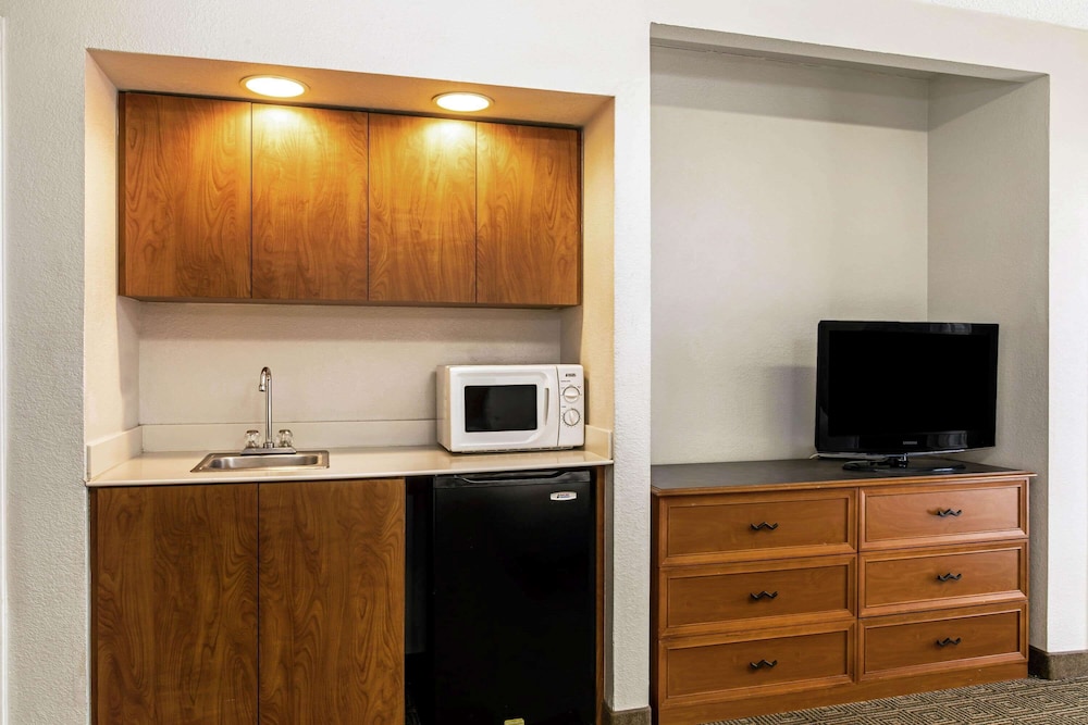 La Quinta Inn by Wyndham Denver Northglenn photo2