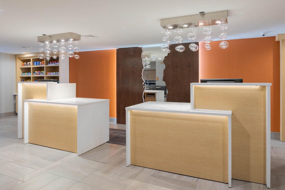 La Quinta Inn and Suites by Wyndham Perry 7/32