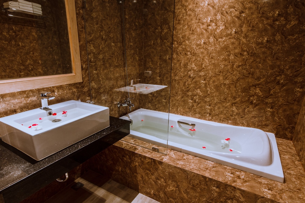 Airport Beach Hotel Phuket 40/41