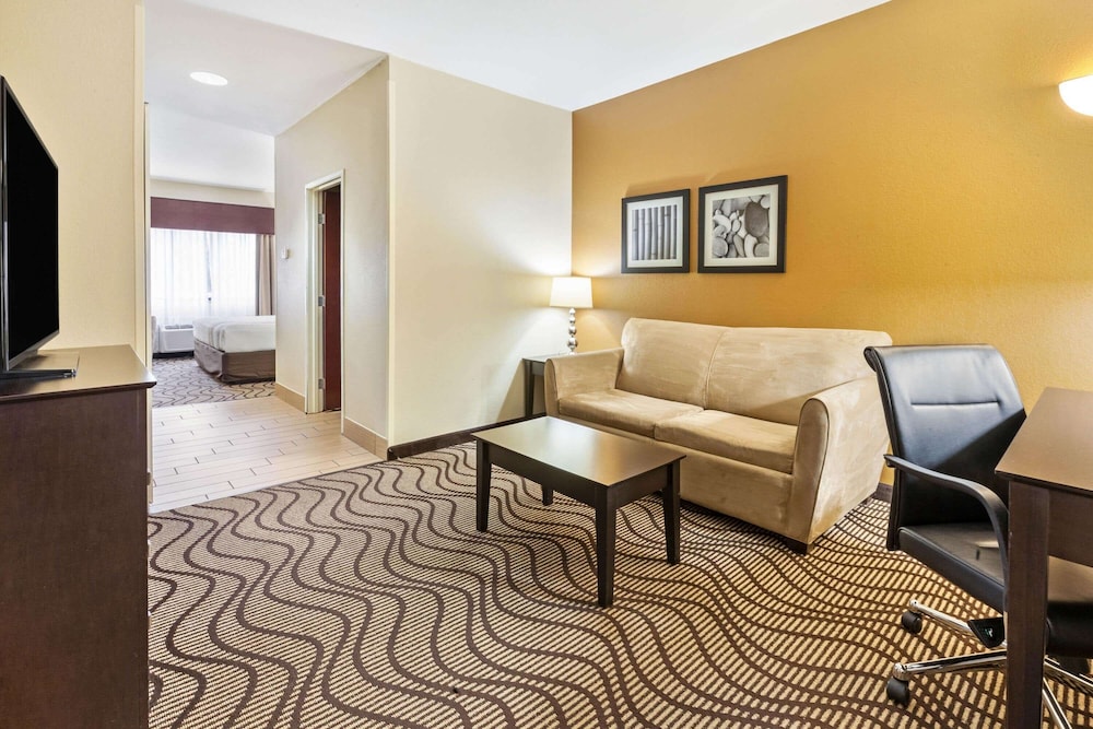 La Quinta Inn & Suites by Wyndham South Bend 39/57