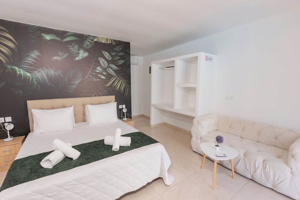 JUNIOR SUITE, KING BED, POOL VIEW