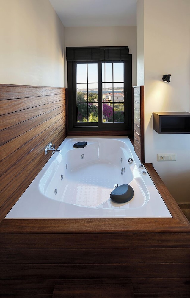 Cesmekes Butik Otel 50/50