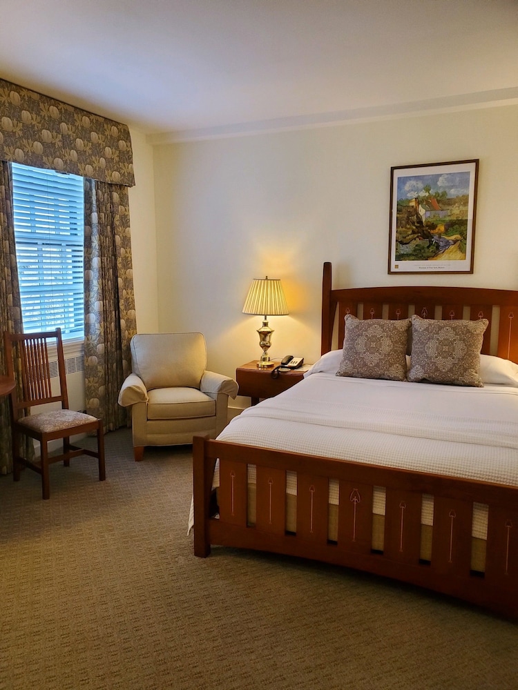 Studio, Queen Bed