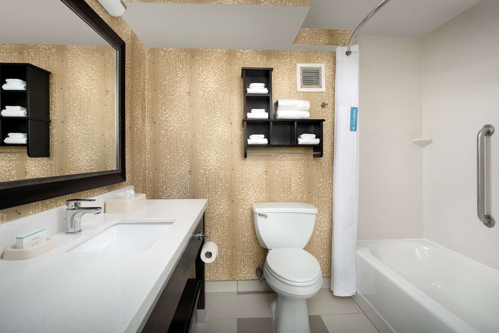غرفة بسرير كينج مع أريكة، Hampton Inn Suites Alpharetta Ga 5/6