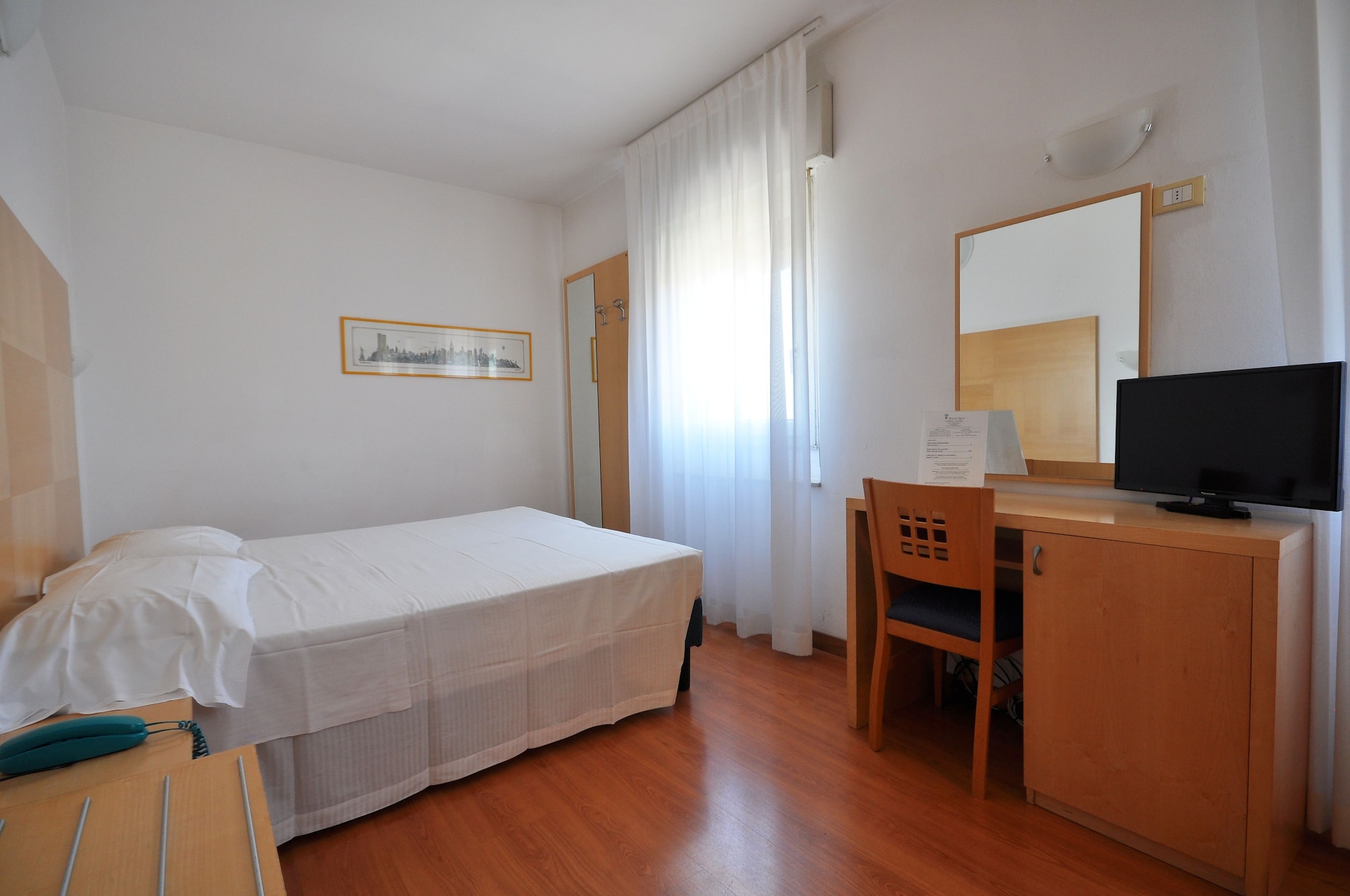 ROOM, DOUBLE BED