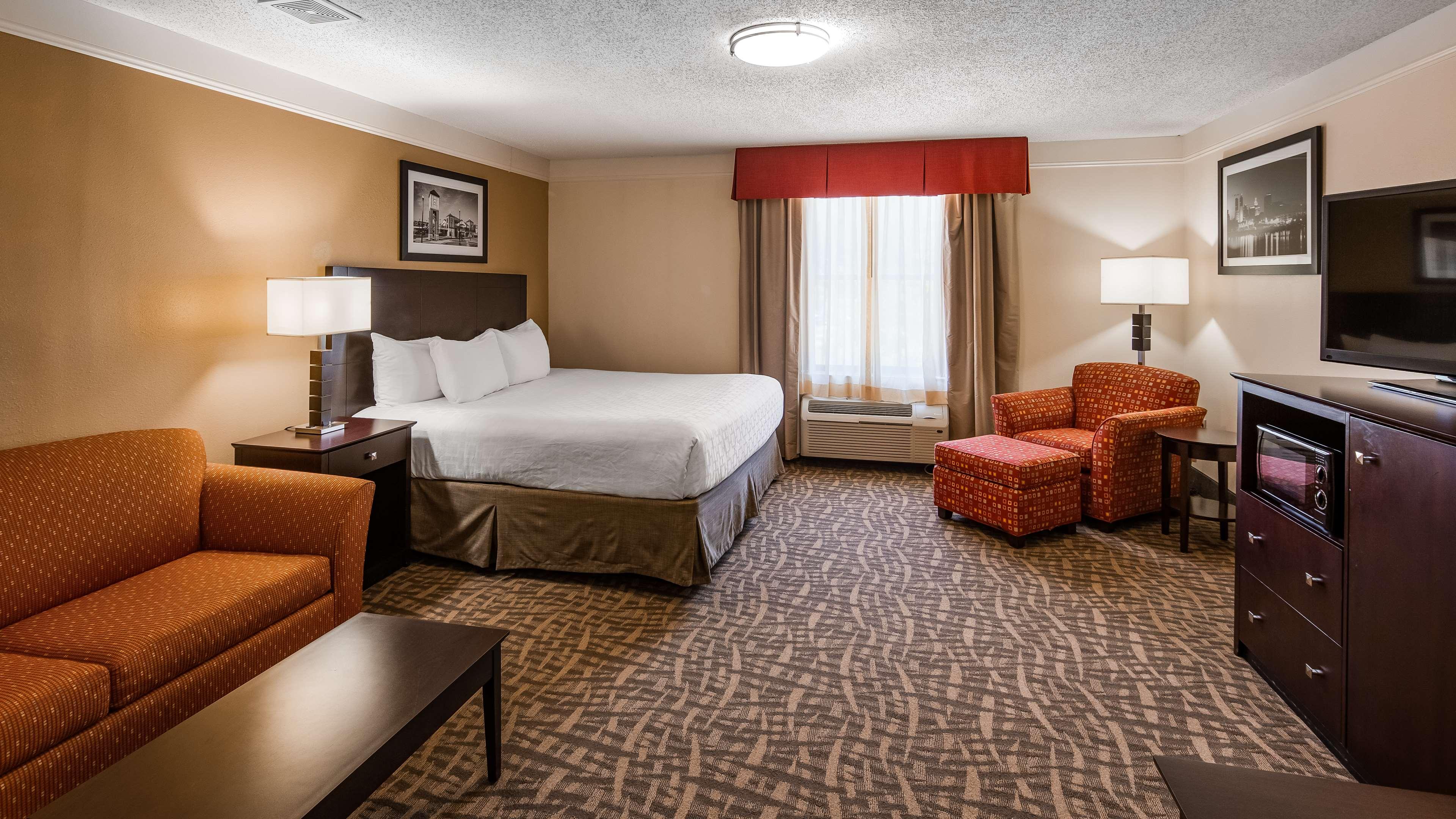 غرفة بسرير كينج مع أريكة، Best Western Plus Peoria 3/6