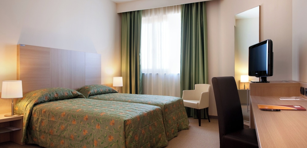 ROOM, TWIN BEDS