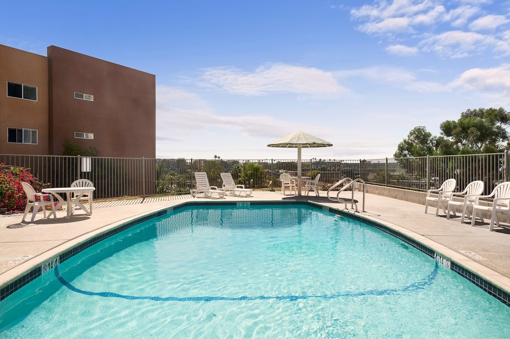 Days Inn by Wyndham Oceanside 12/40