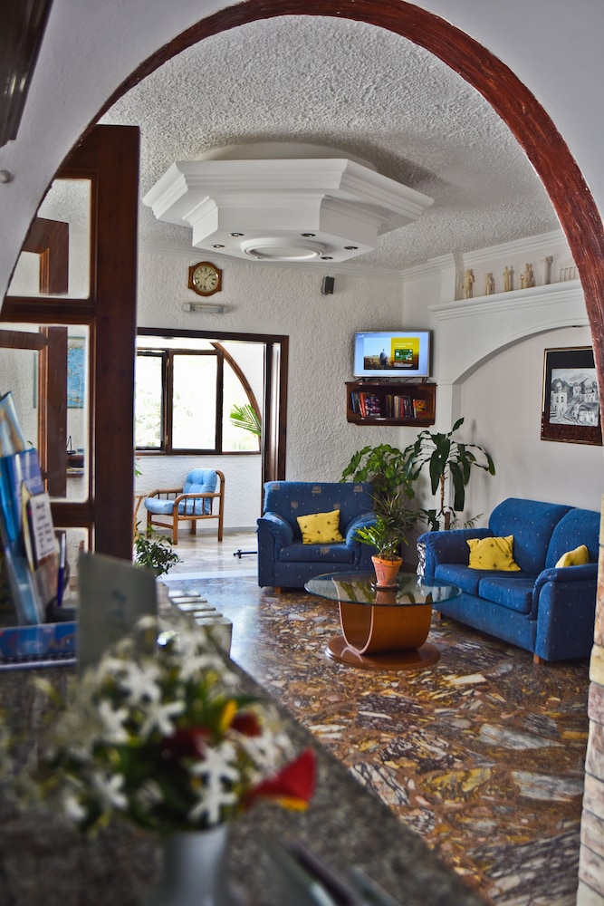 Holiday Beach Resort 24/50