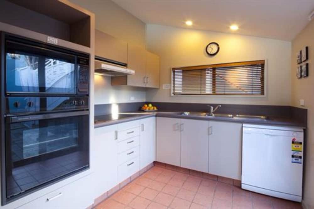 SPINNAKER BAY APARTMENTS 4/68