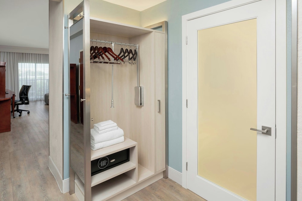 Room, King Bed, Water View, Sofa، Courtyard Charleston Waterfront 6/6