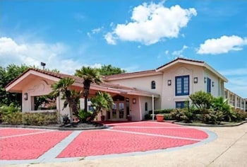 Days Inn & Suites by Wyndham Texas City 6/52