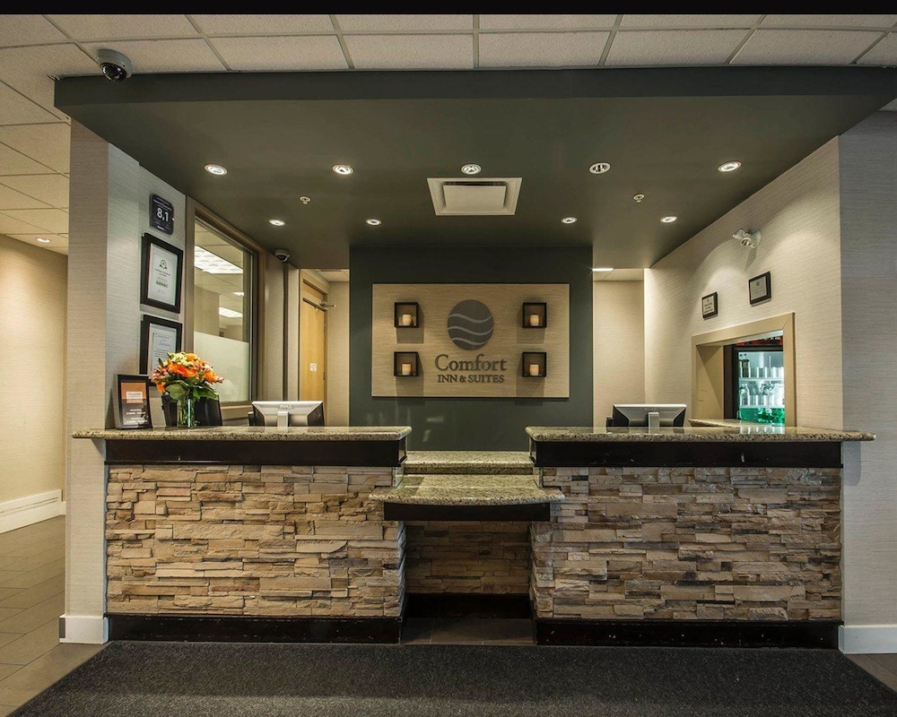 Comfort Inn & Suites Surrey 3/60