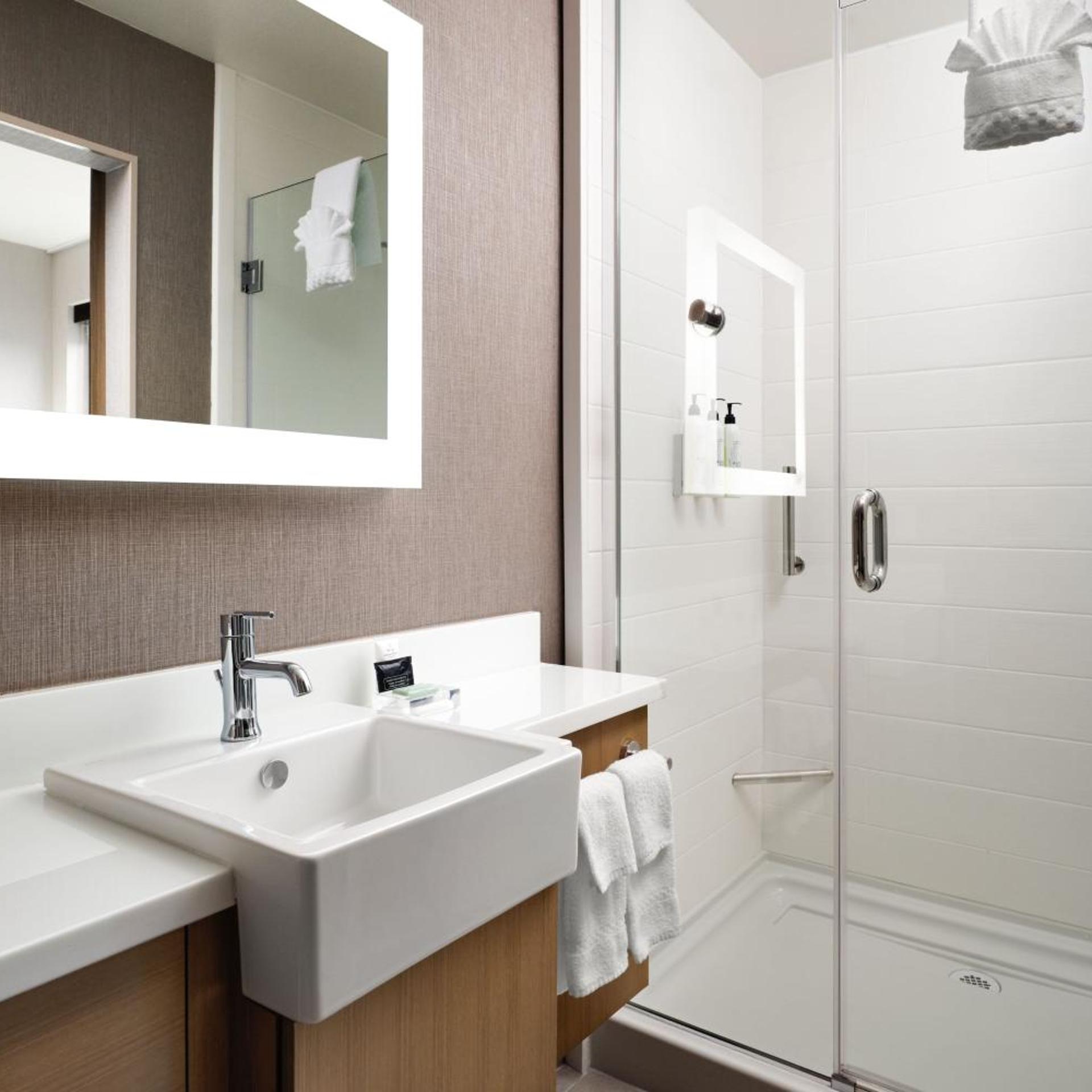 جناح بسرير كينج مع سرير سحّاب إضافي مع أريكة، SpringHill Suites Milpitas Silicon Valley 2/3