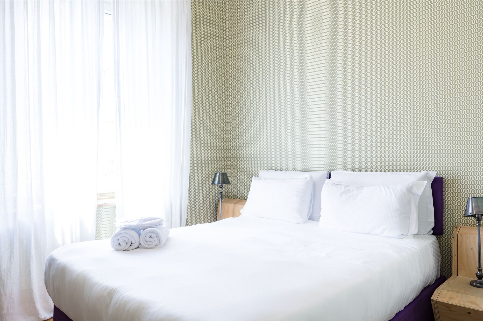 ROOM, DOUBLE BED