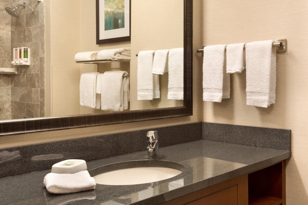 غرفة بسريرين كوين بحوض استحمام في طابق مرتفع لذوي الإعاقة، Drury Inn and Suites Burlington 2/3