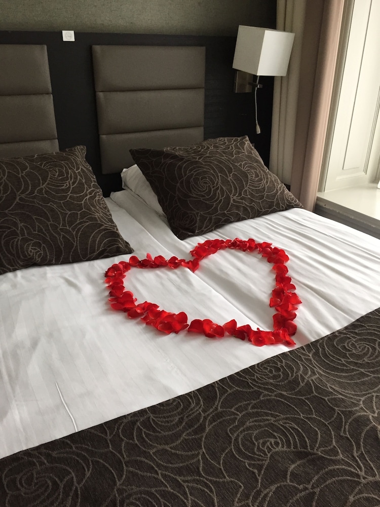 DELUXE, DOUBLE BED