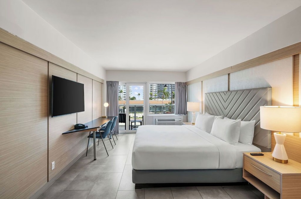 غرفة سوبيريور بسرير كينج بشرفة، The Garden Hotel and Resort 2/10