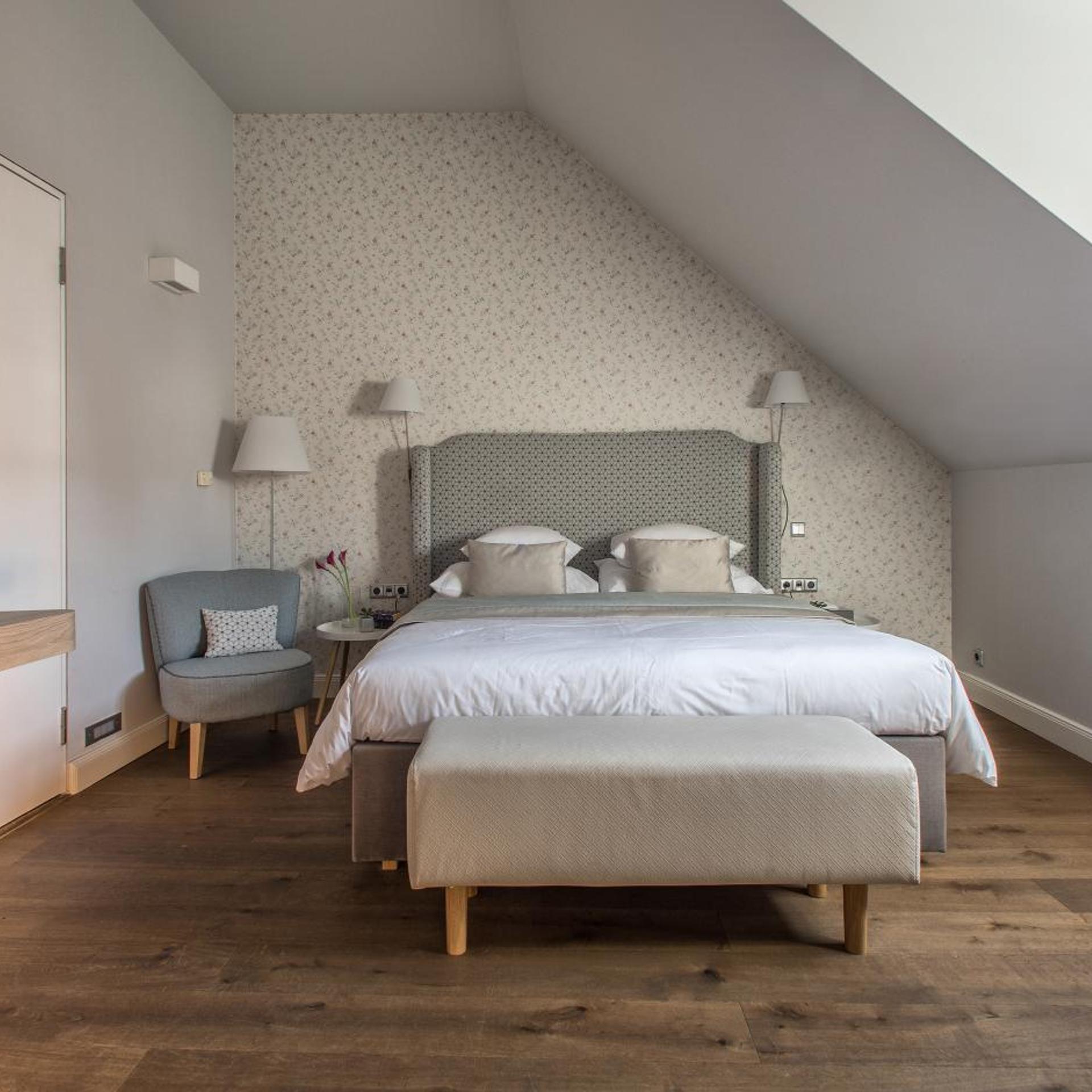 Superior, King Bed, Street View