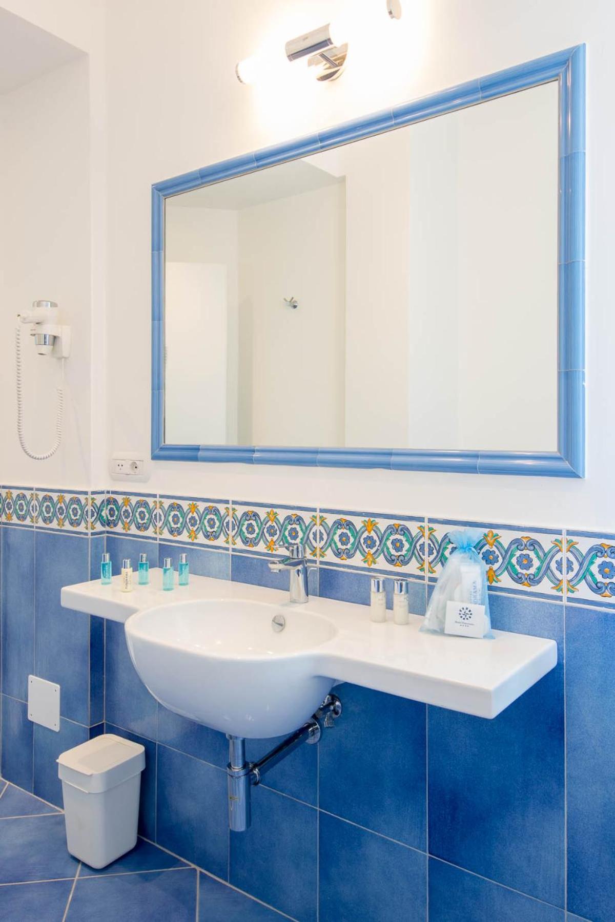 Executive, Double Bed, Side Sea View, Balcony