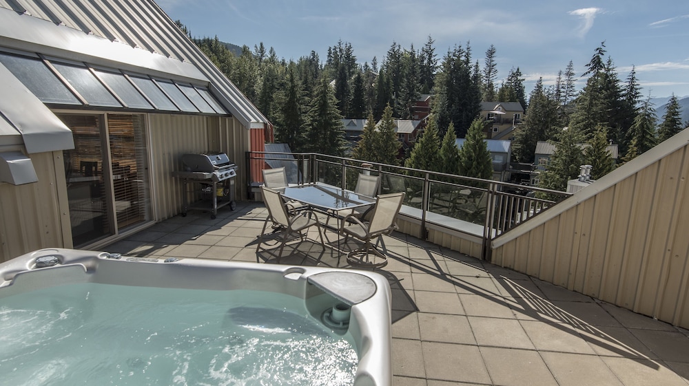 Lake Placid Lodge by Whiski Jack 20/48