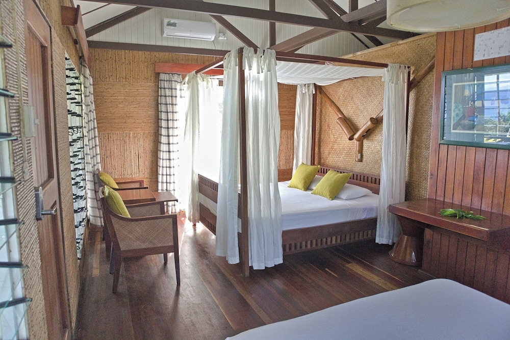 Hut, Queen Bed