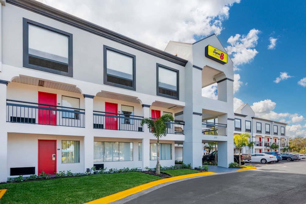 Super 8 by Wyndham Orlando Near Florida Mall 45/54