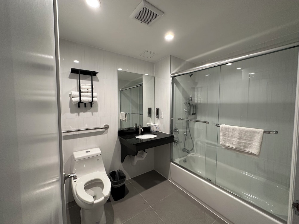 Regal Inn & Suites New York LaGuardia Hotel 20/20