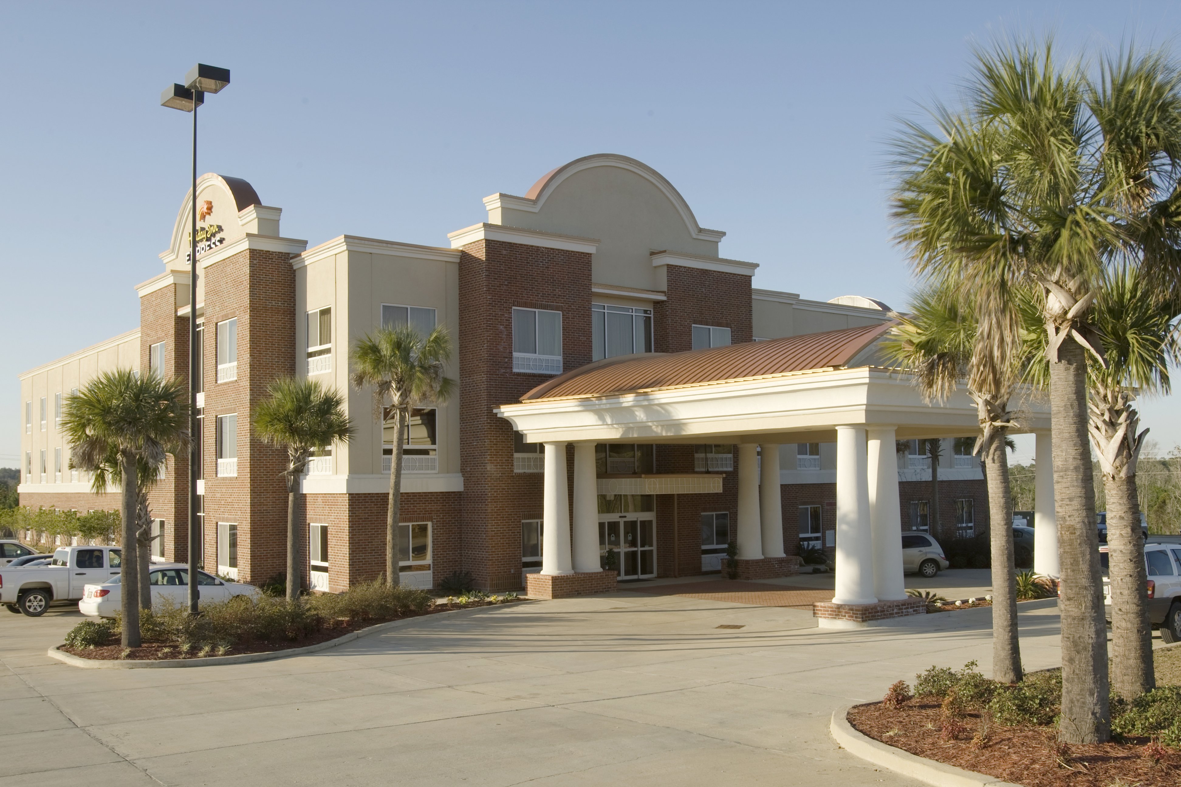 Holiday Inn Express and Suites Lucedale Hotel 10/76