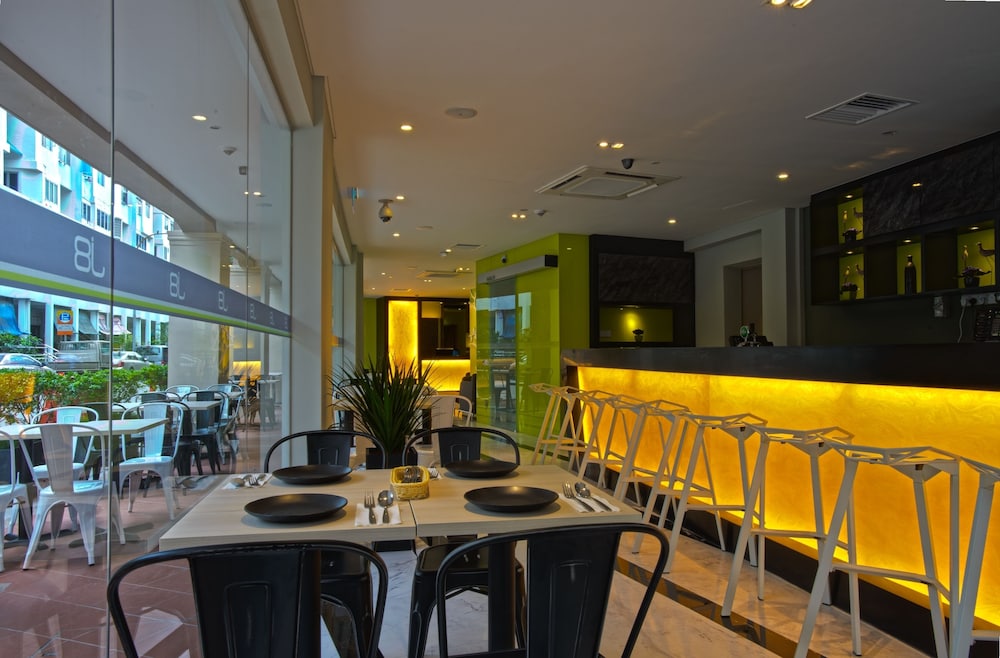 J8 Hotel 56/65