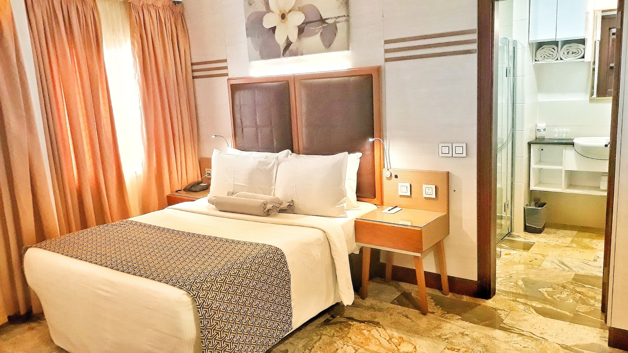 COMFORT, QUEEN BED, CITY VIEW