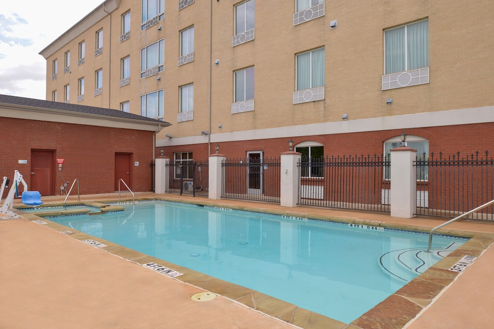 Holiday Inn Express & Suites Royse City - Rockwall, an IHG Hotel 7/70