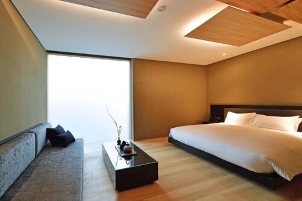 DELUXE, DOUBLE BED