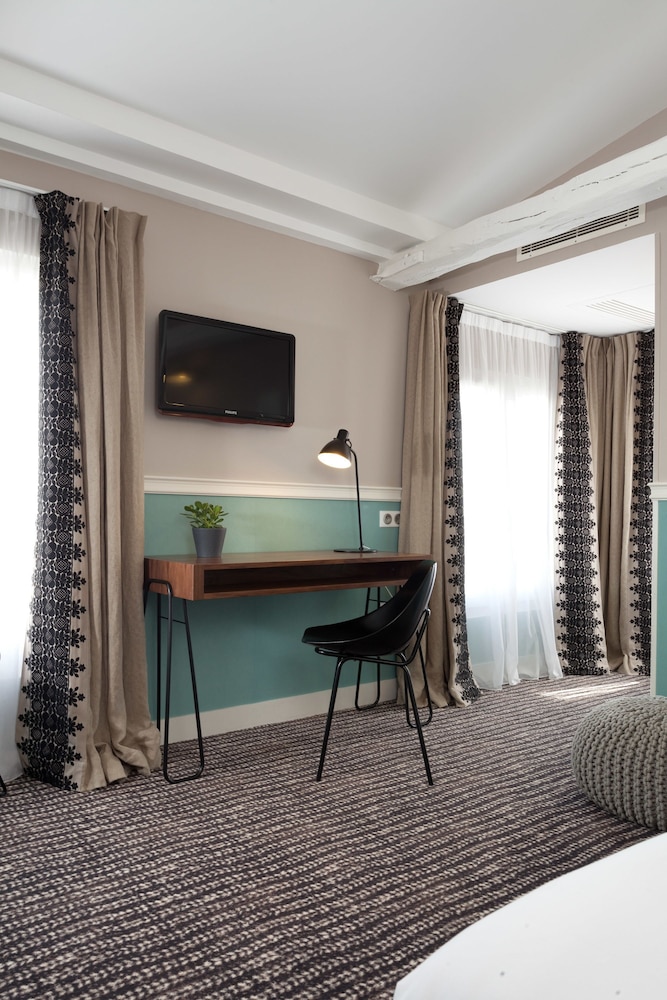 Hotel Des 3 Poussins 46/53