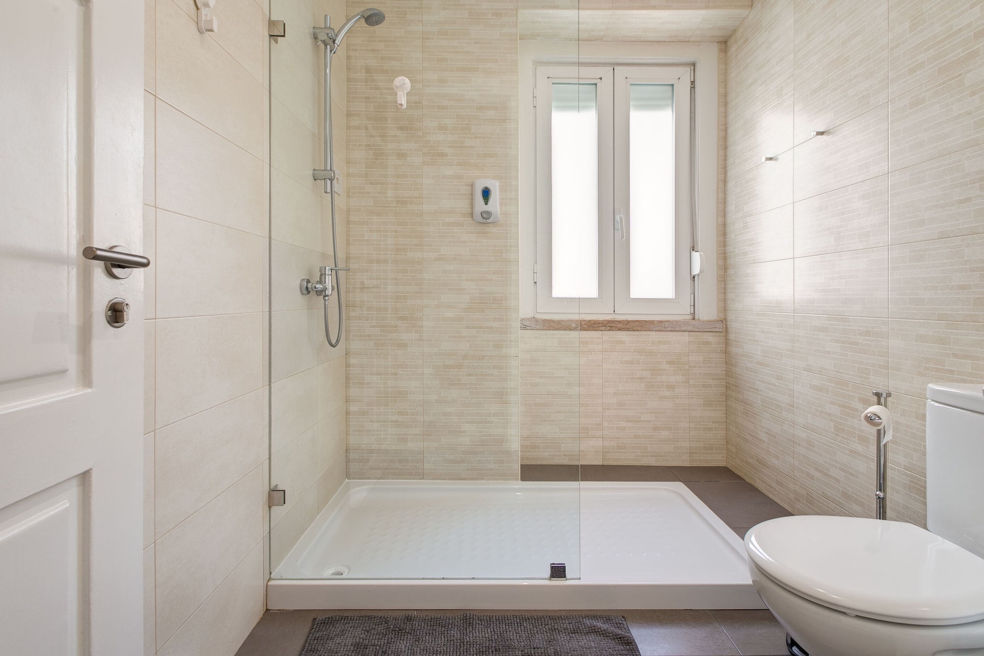 شقة كلاسيكية بسريرين مزدوجين بـ5 غرف نوم مع أريكة، Home Out Rooms and Apartments 6/9