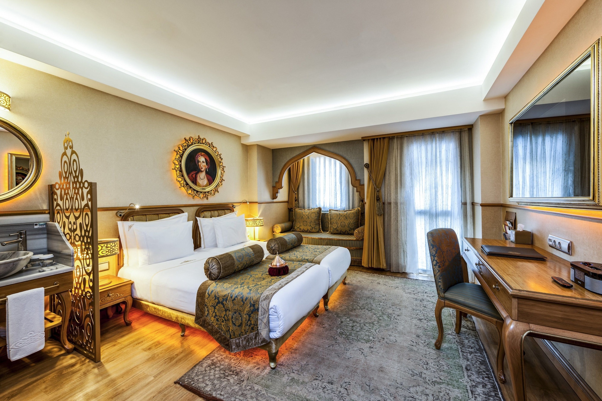 DELUXE, DOUBLE OR TWIN BED