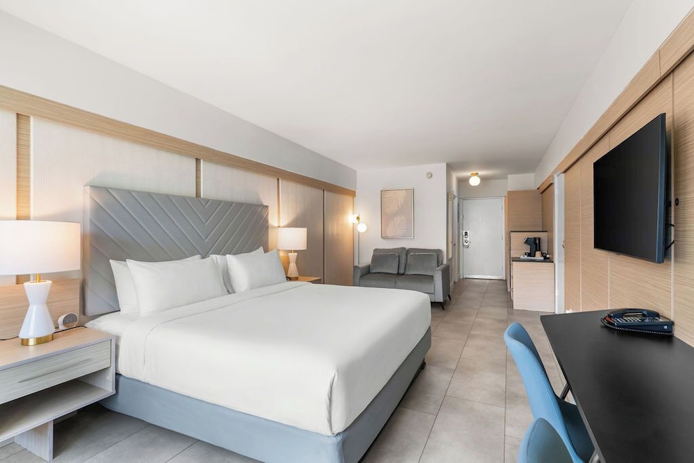 غرفة سوبيريور بسرير كينج بشرفة، The Garden Hotel and Resort 3/10