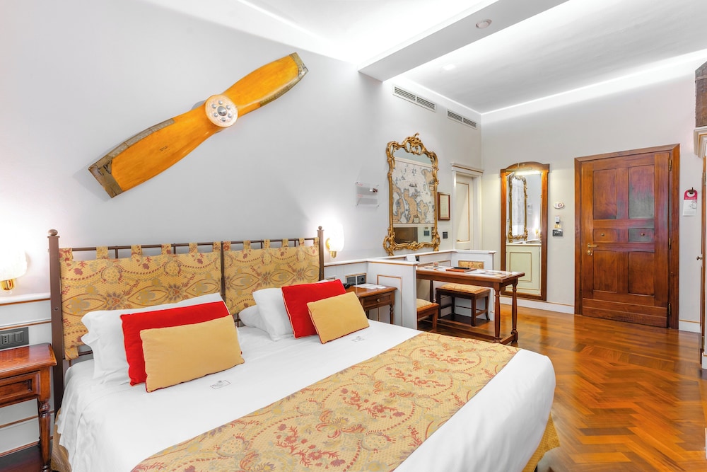 DELUXE, DOUBLE OR TWIN BED