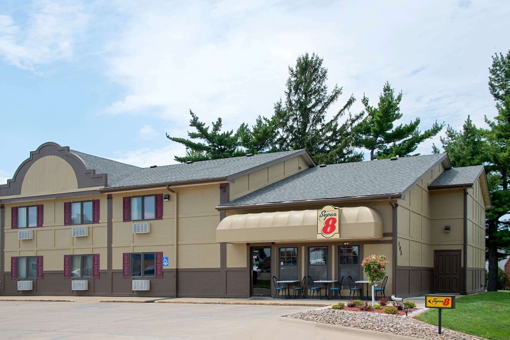 Super 8 by Wyndham Pella 3/24