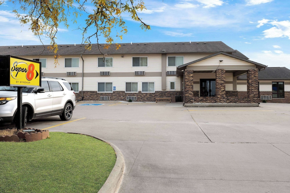 Super 8 by Wyndham Waverly 51/57