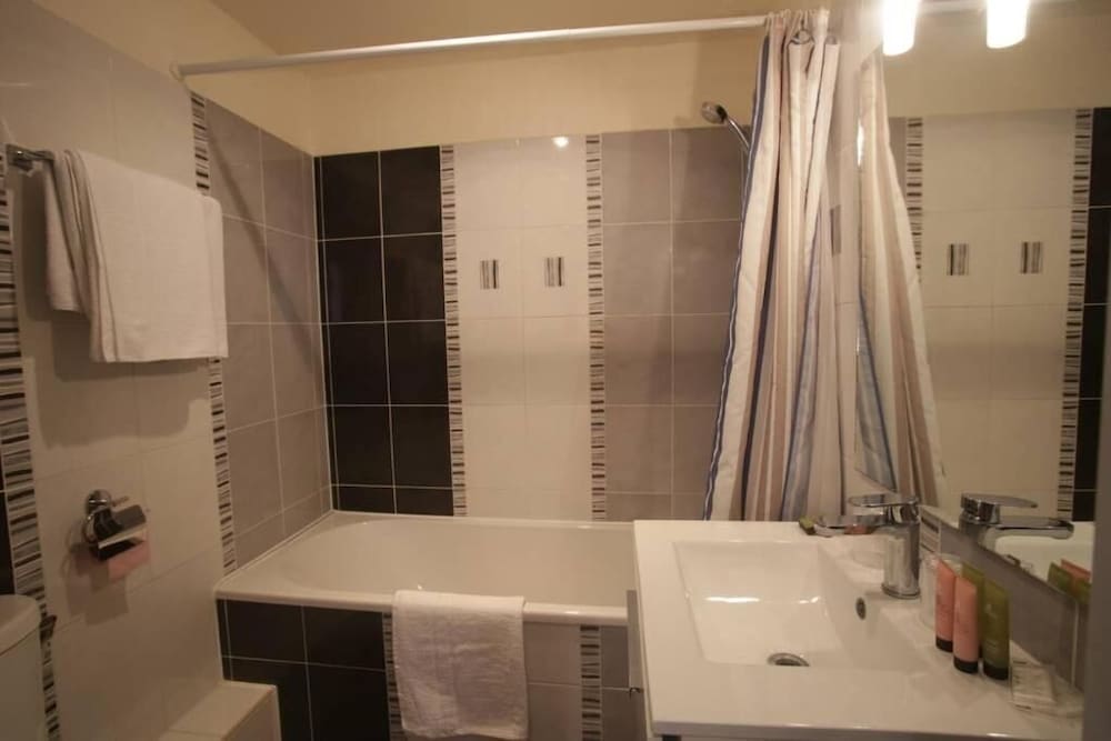 LUXOR BASTILLE HOTEL 12/61