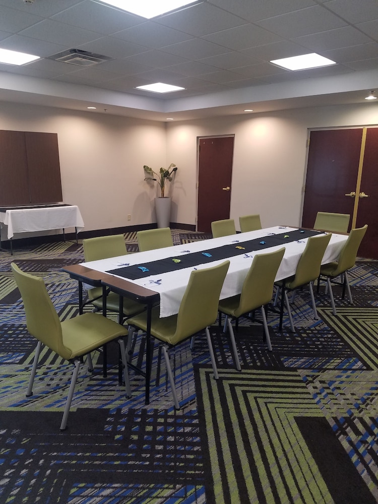 Holiday Inn Express Hotel and Suites Kingsport-Meadowview I-26 26/30